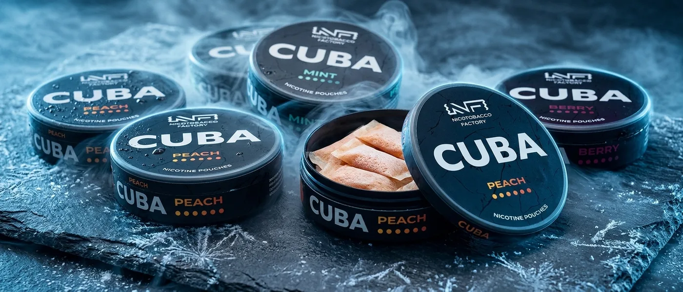 Mehrere Dosen mit Nikotinbeuteln der Marke „Cuba“ auf dunklem Schiefer