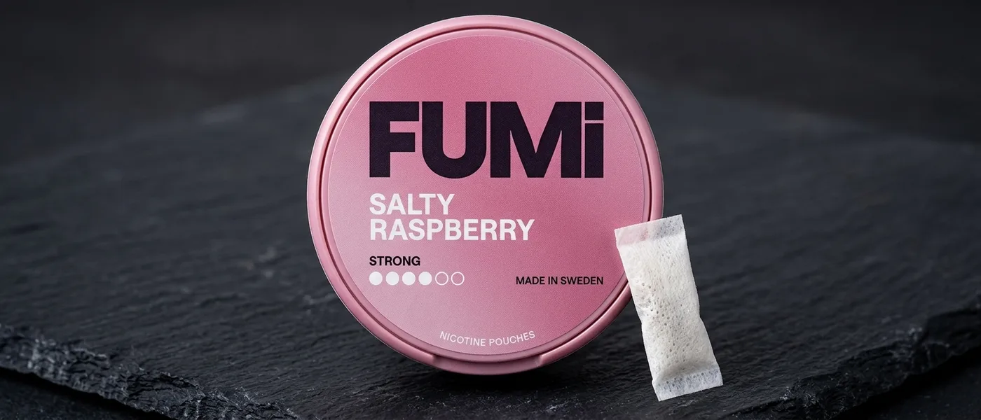 Nærbillede af en Fumi-dåse, hvor mærkets logo ses