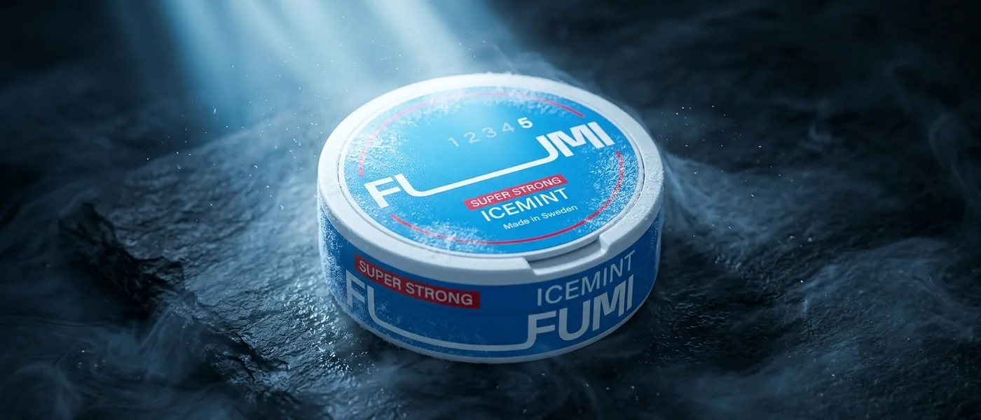 En enkelt Fumi Ice Mint-dåse i dramatisk belysning