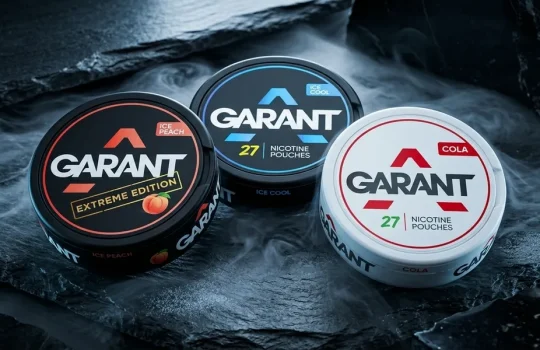 Několik plechovek s nikotinovými sáčky značky Garant na tmavě šedém pozadí