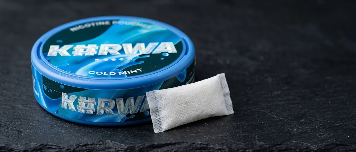 Detailní záběr plechovky Kurwa s logem