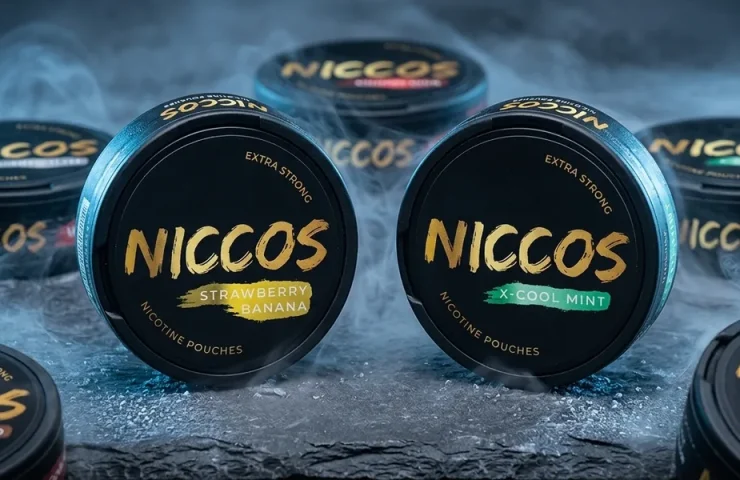 Několik plechovek s nikotinovými sáčky značky Niccos na tmavě šedém podkladu