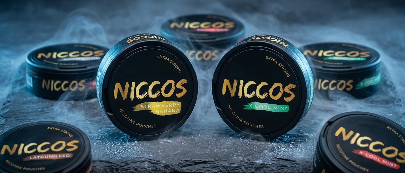 Několik plechovek s nikotinovými sáčky značky Niccos na tmavě šedém podkladu
