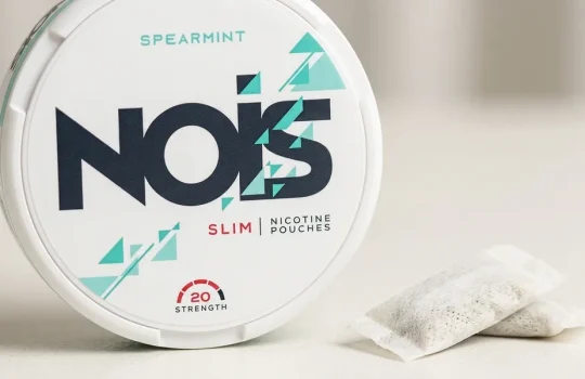 Detailní záběr plechovky Nois s logem